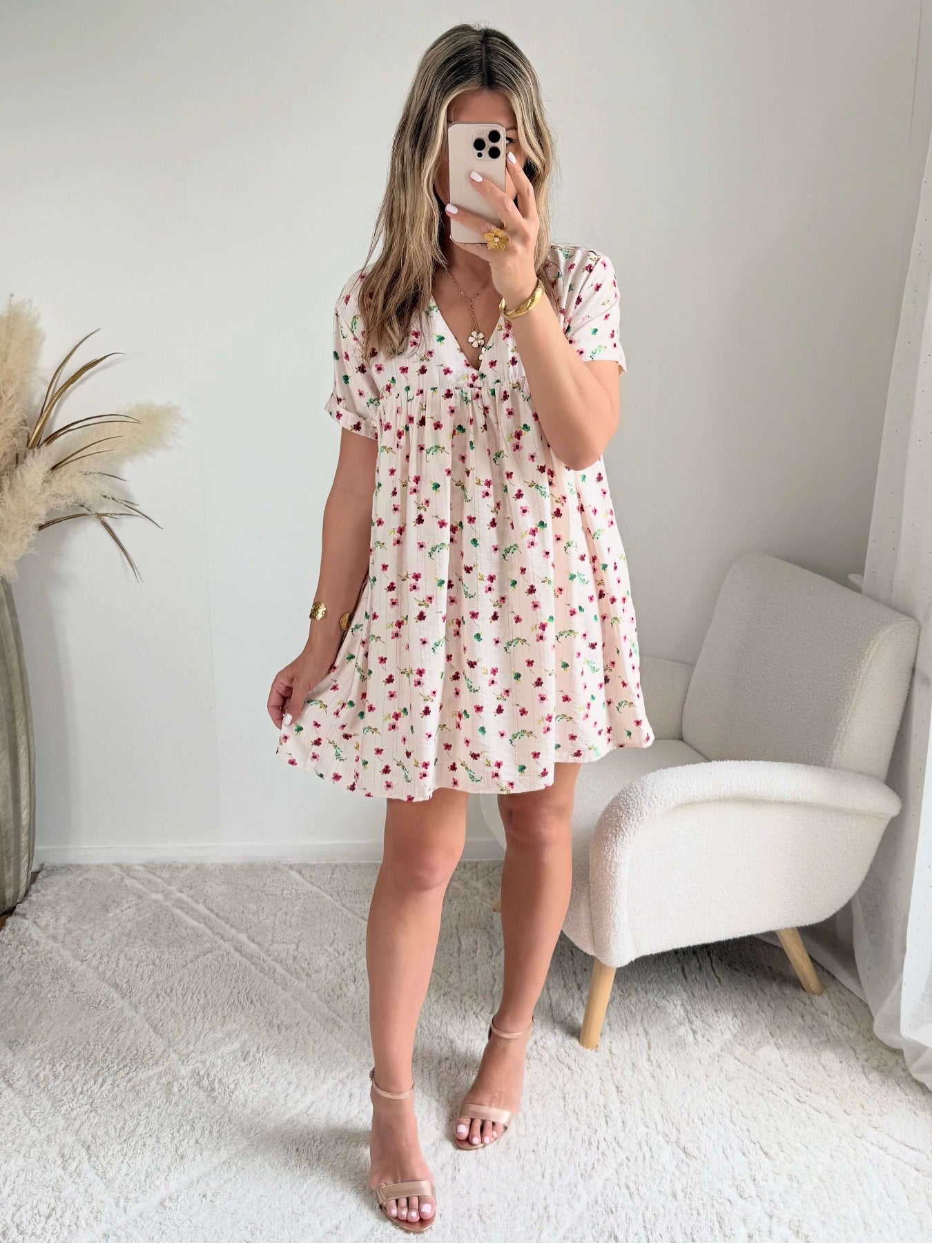 Robe à poches et short intégrés imprimé petites fleurs roses sur fond écru.
