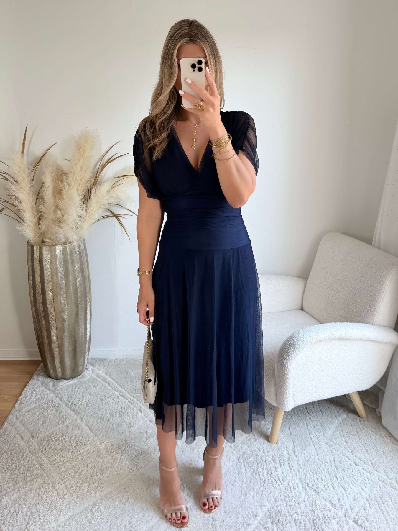 Robe femme bleu marine en tulle longueur midi décolleté croisé taille cintrée élégante cérémonie mariage 