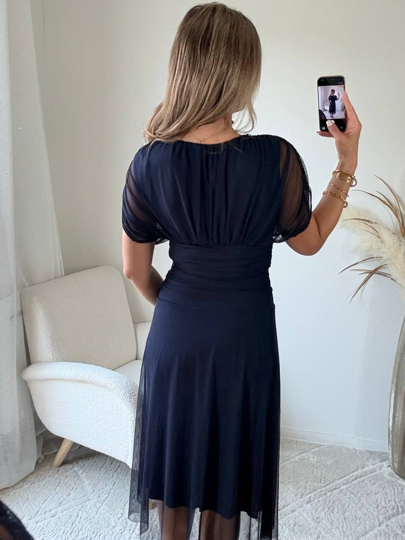 Robe femme bleu marine en tulle longueur midi décolleté croisé taille cintrée élégante cérémonie mariage 