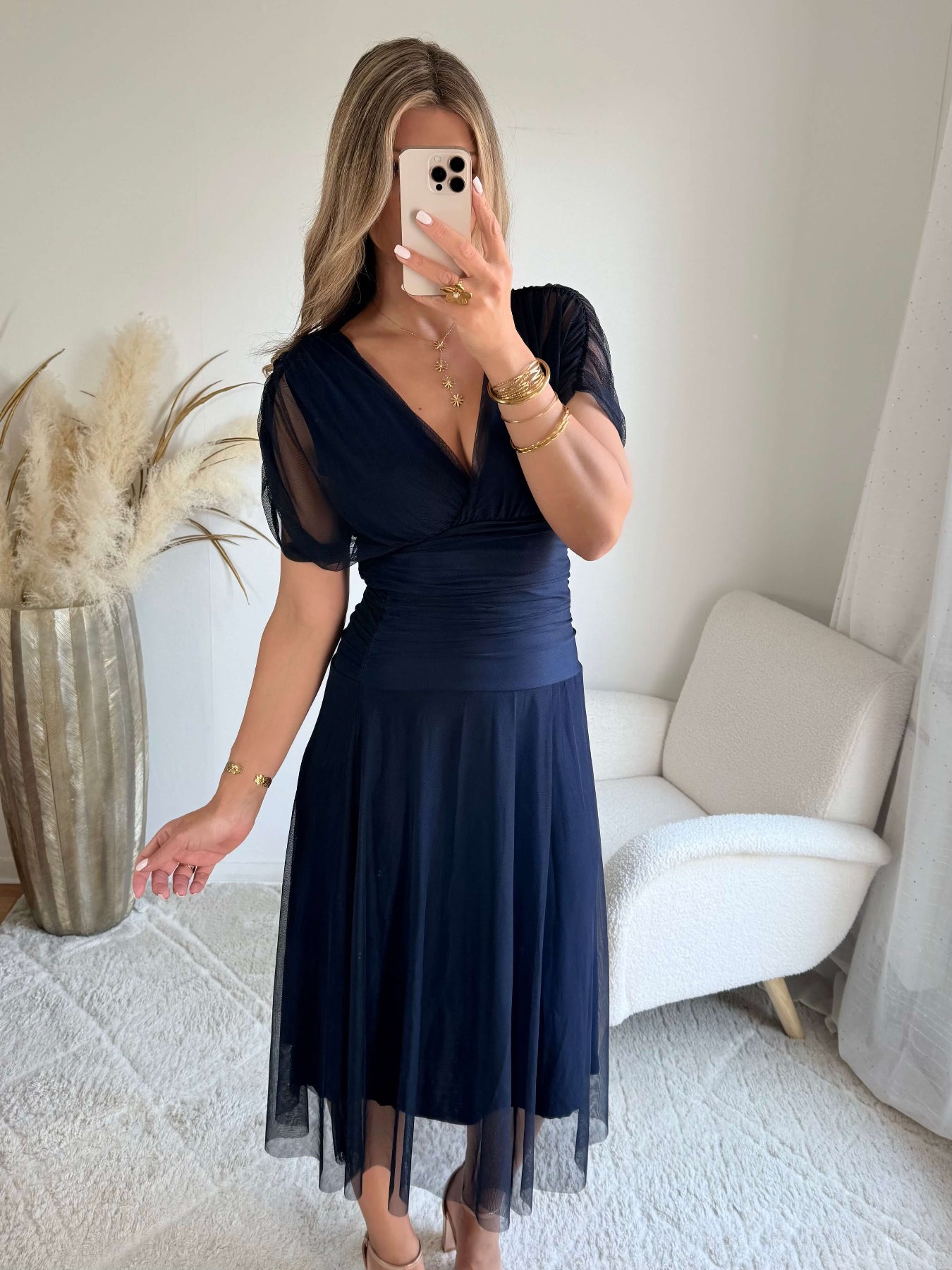 Robe femme bleu marine en tulle longueur midi décolleté croisé taille cintrée élégante cérémonie mariage 