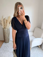 Robe femme bleu marine en tulle longueur midi décolleté croisé taille cintrée élégante cérémonie mariage 