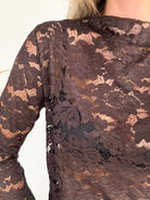 Top marron en dentelle florale à manches longues Alba, disponible du S au 4XL