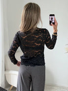 Le top en dentelle noir Alba disponible en grande taille.