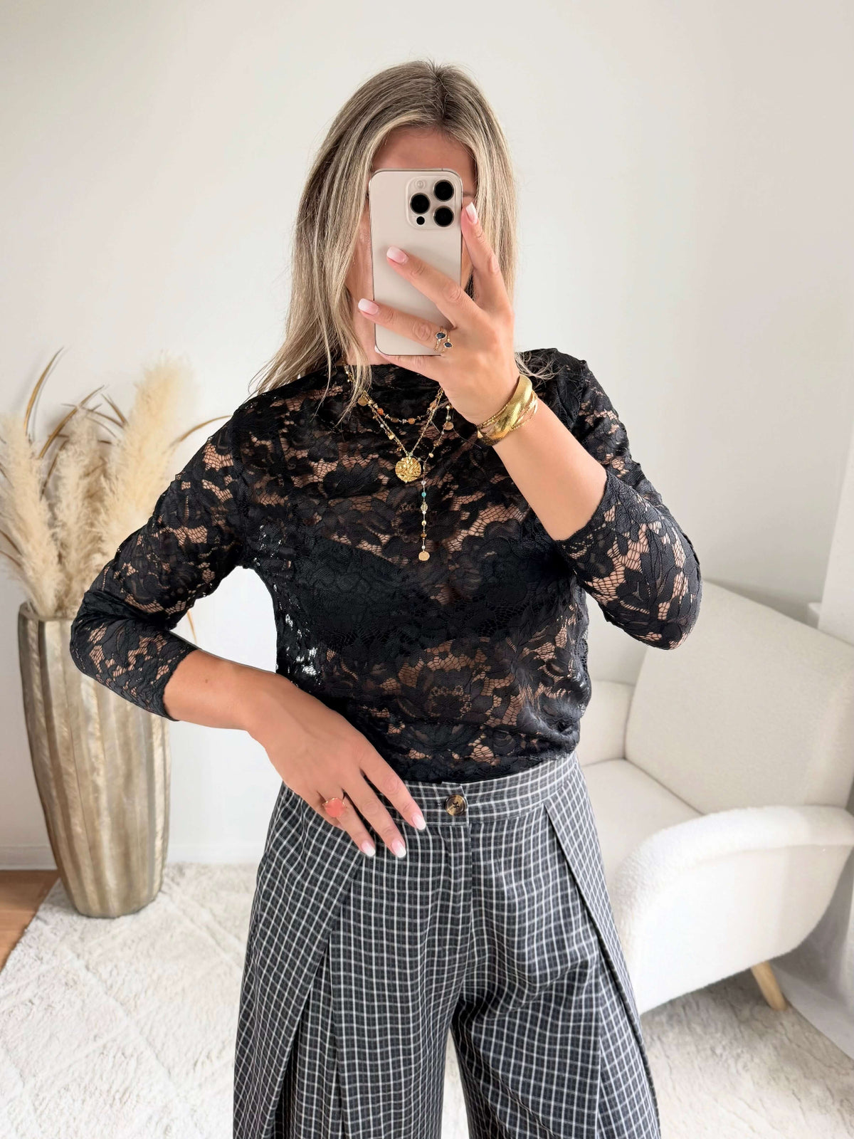 Le top en dentelle noir Alba disponible en grande taille.