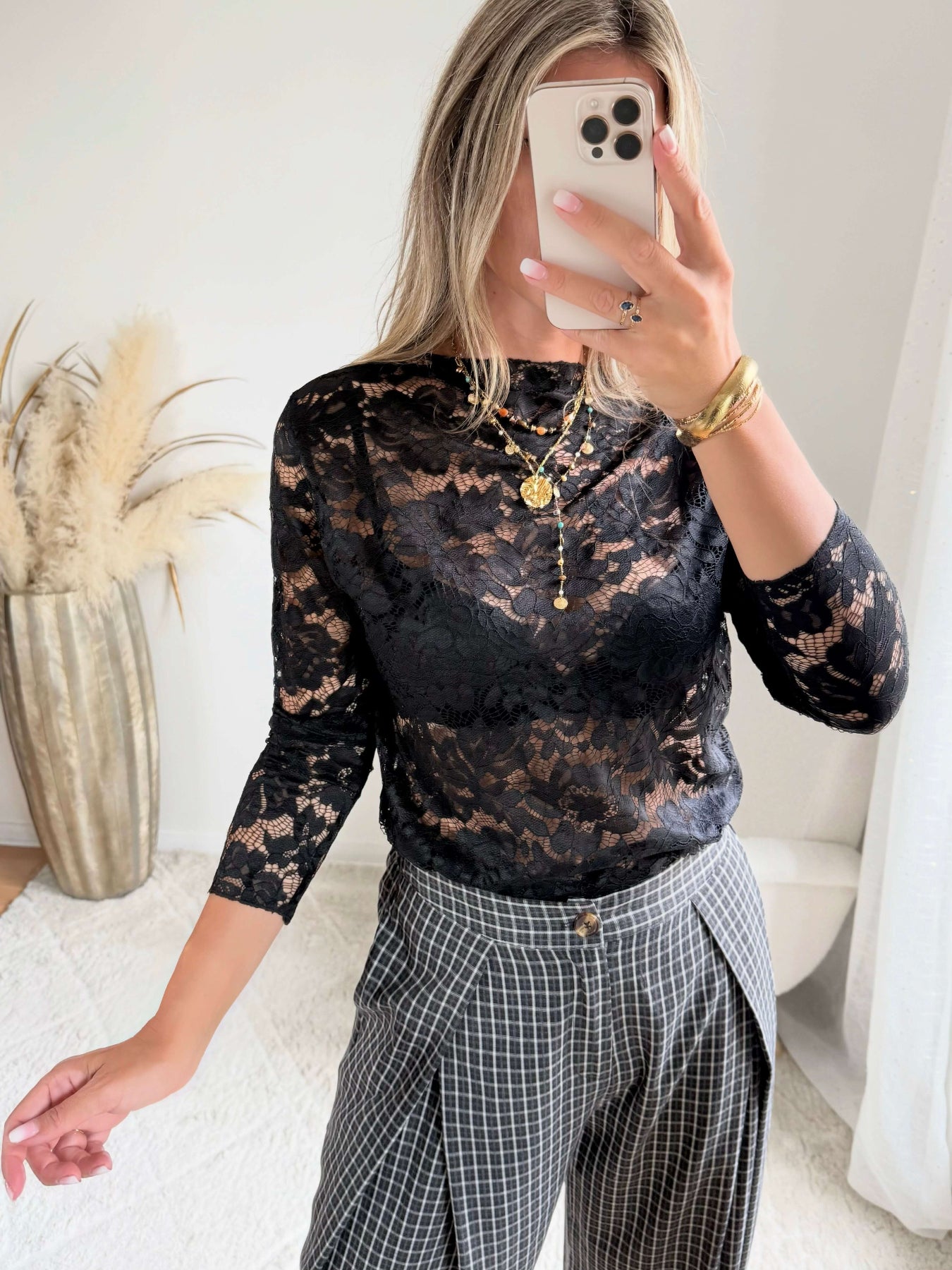 Le top en dentelle noir Alba disponible en grande taille.