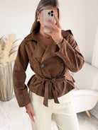 Veste marron effet daim ceinturée à la taille, disponible du S au 4XL