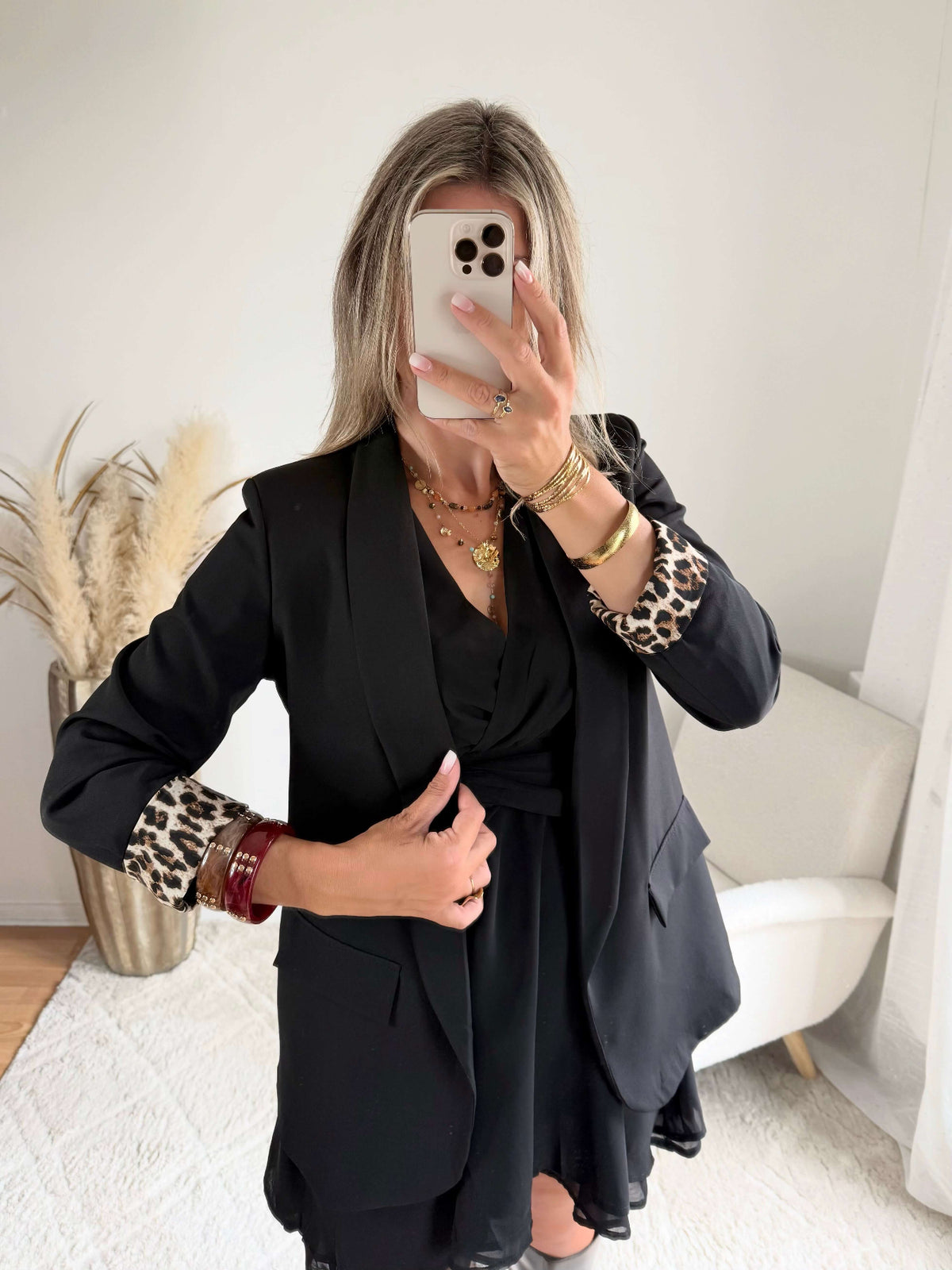 veste Léo noire : une veste fluide et doublée, manches longues, idéale pour la mi-saison