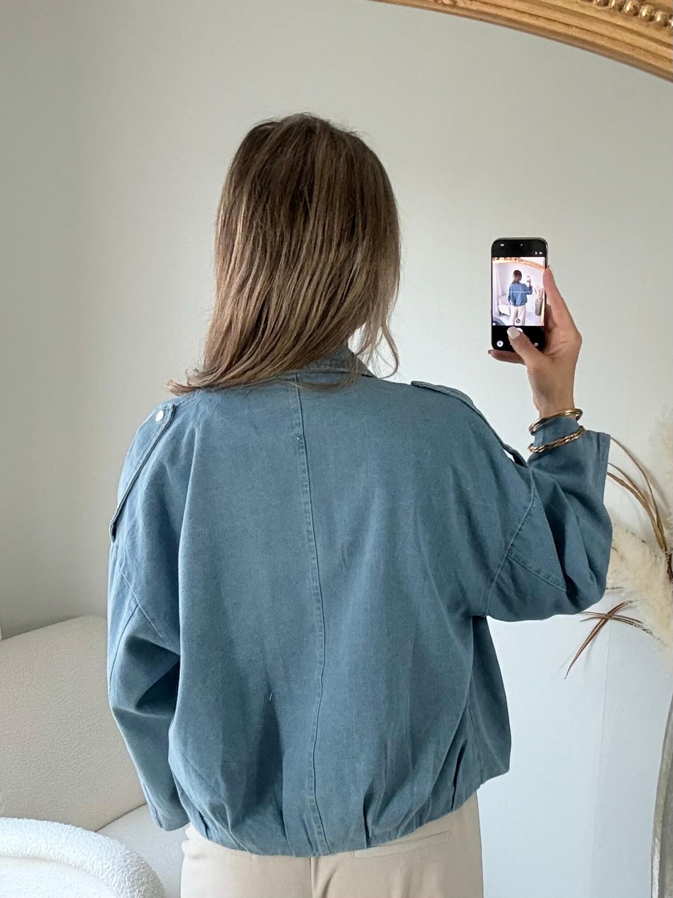 Blouson femme bleu jean léger coupe oversize avec fermeture boutons look casual chic