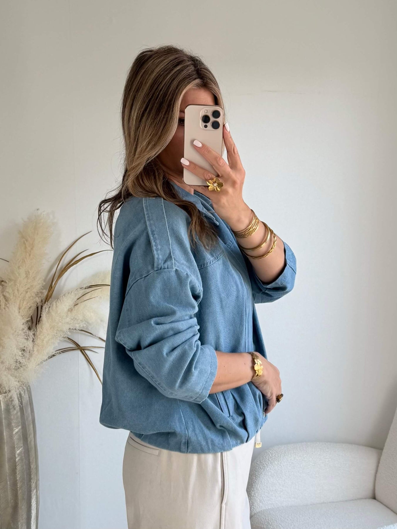 Blouson femme bleu jean léger coupe oversize avec fermeture boutons look casual chic