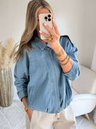Blouson femme bleu jean léger coupe oversize avec fermeture boutons look casual chic
