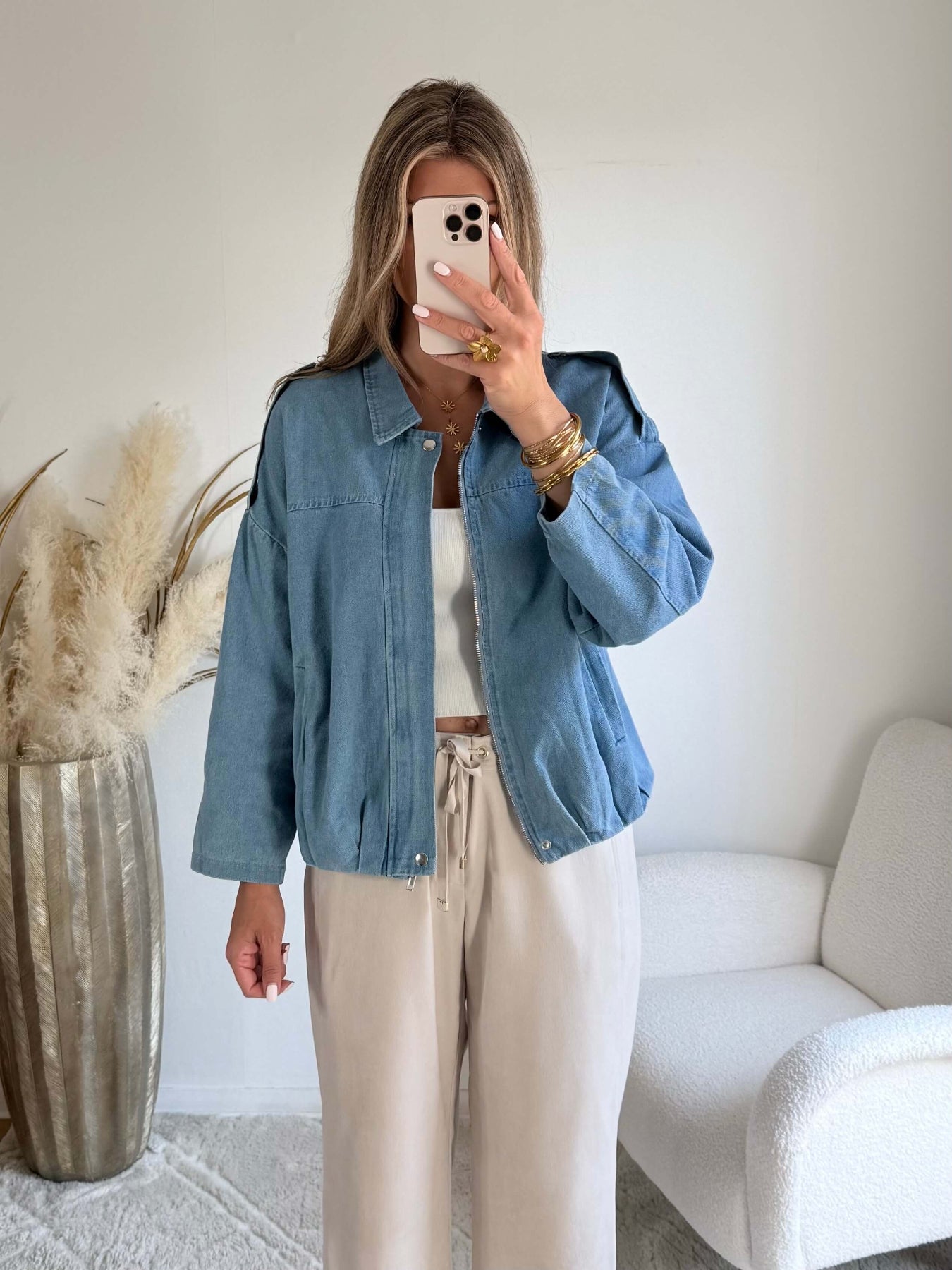 Blouson femme bleu jean léger coupe oversize avec fermeture boutons look casual chic