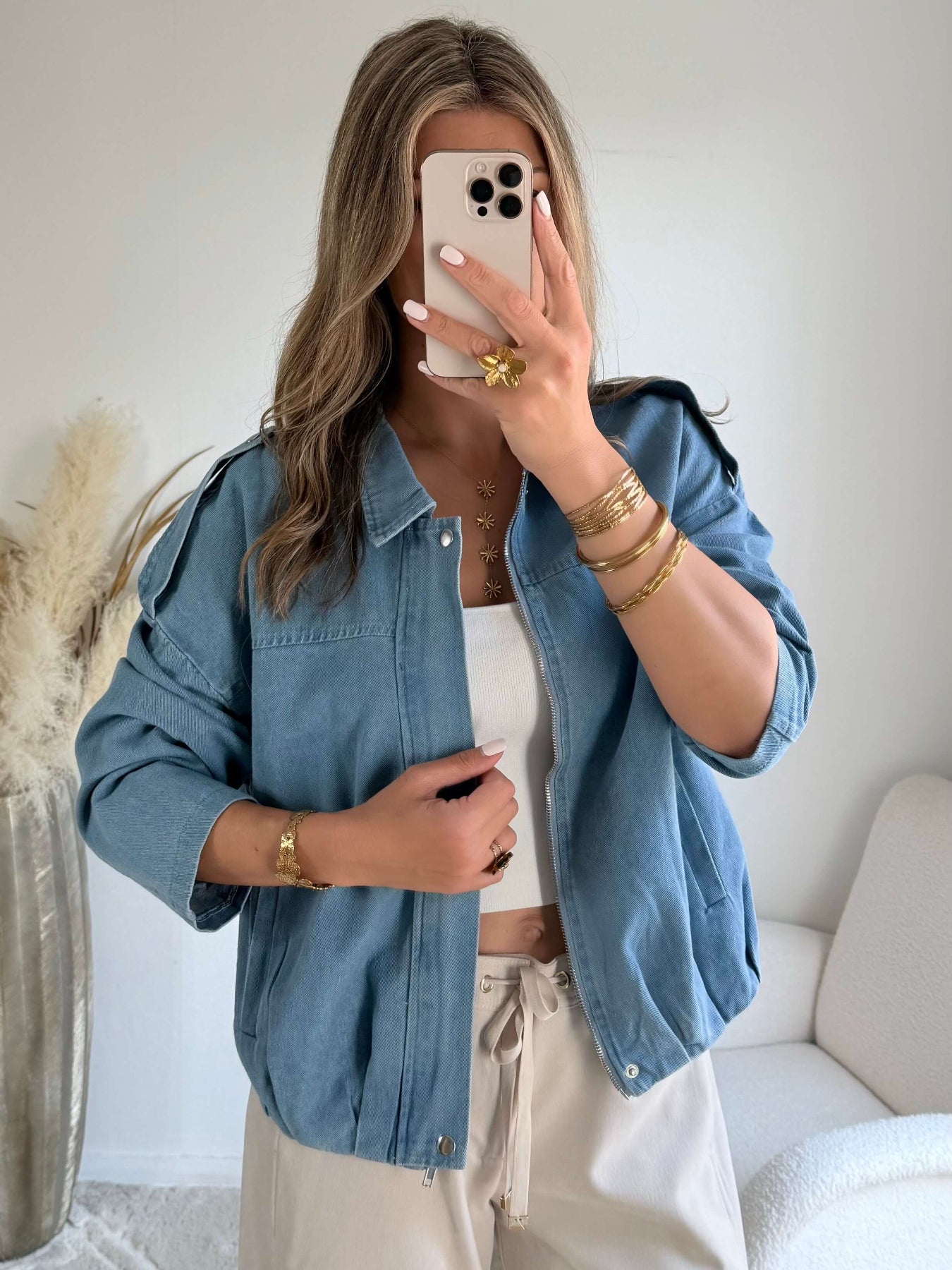 Blouson femme bleu jean léger coupe oversize avec fermeture boutons look casual chic