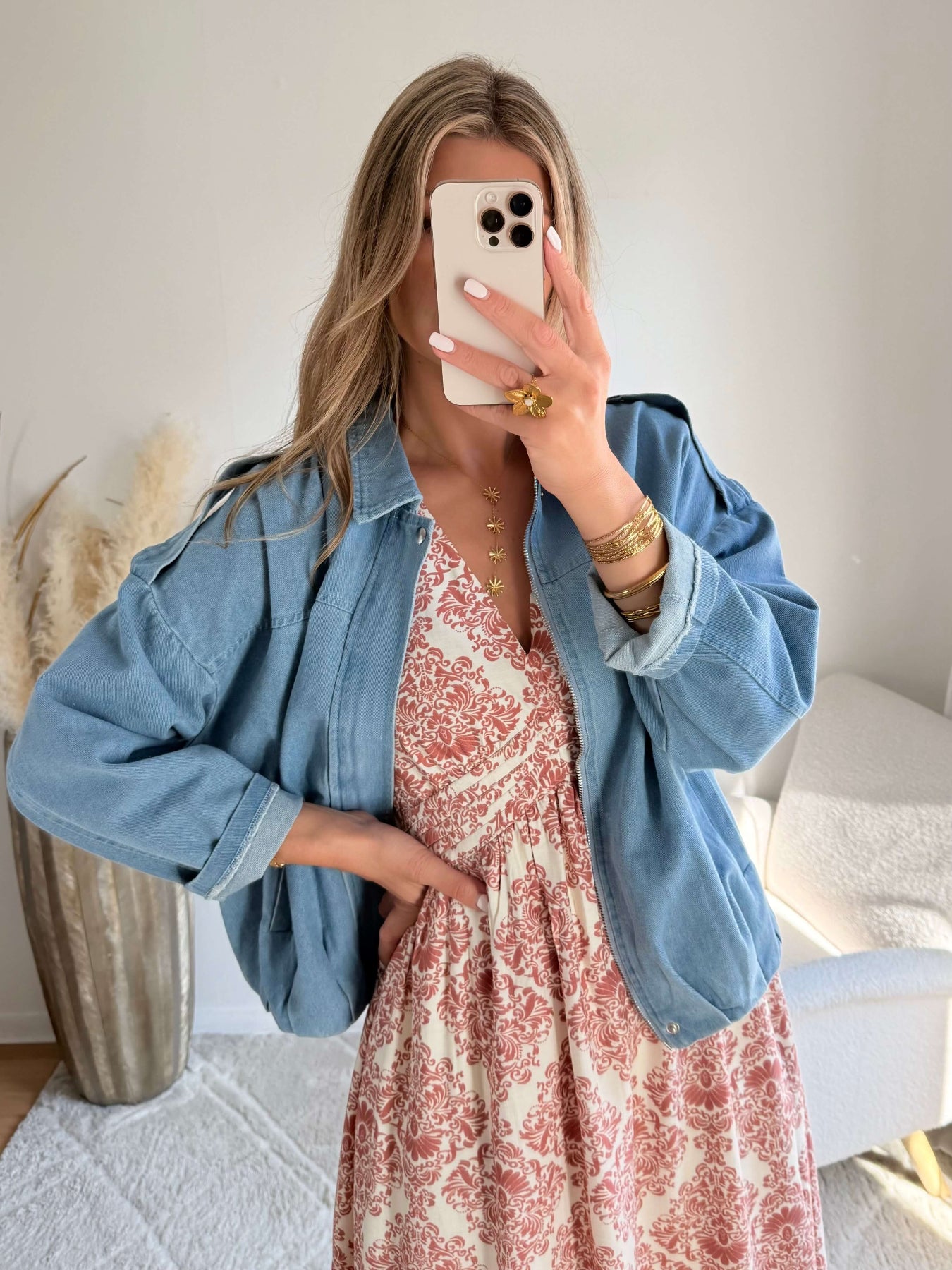 Blouson femme bleu jean léger coupe oversize avec fermeture boutons look casual chic