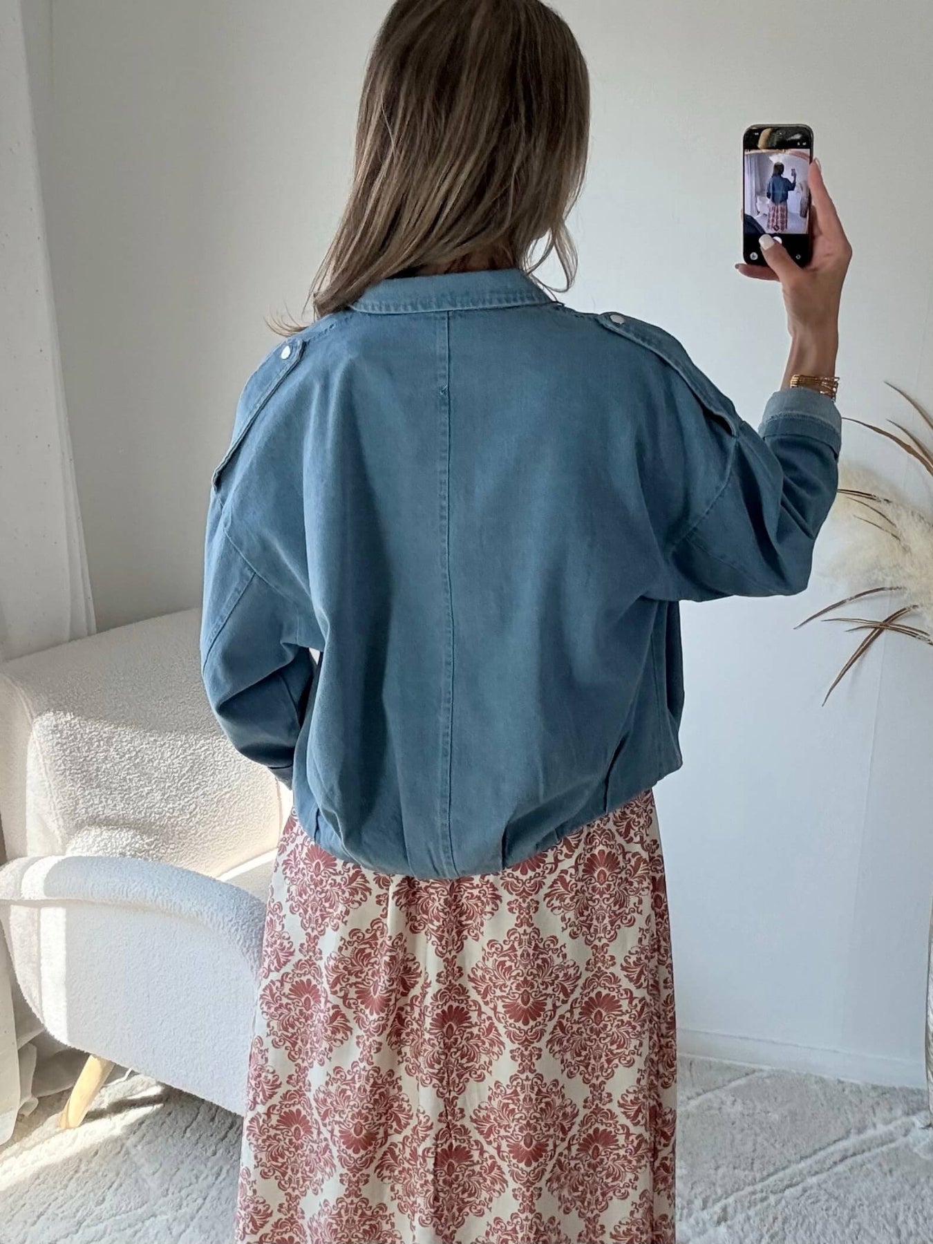 Blouson femme bleu jean léger coupe oversize avec fermeture boutons look casual chic