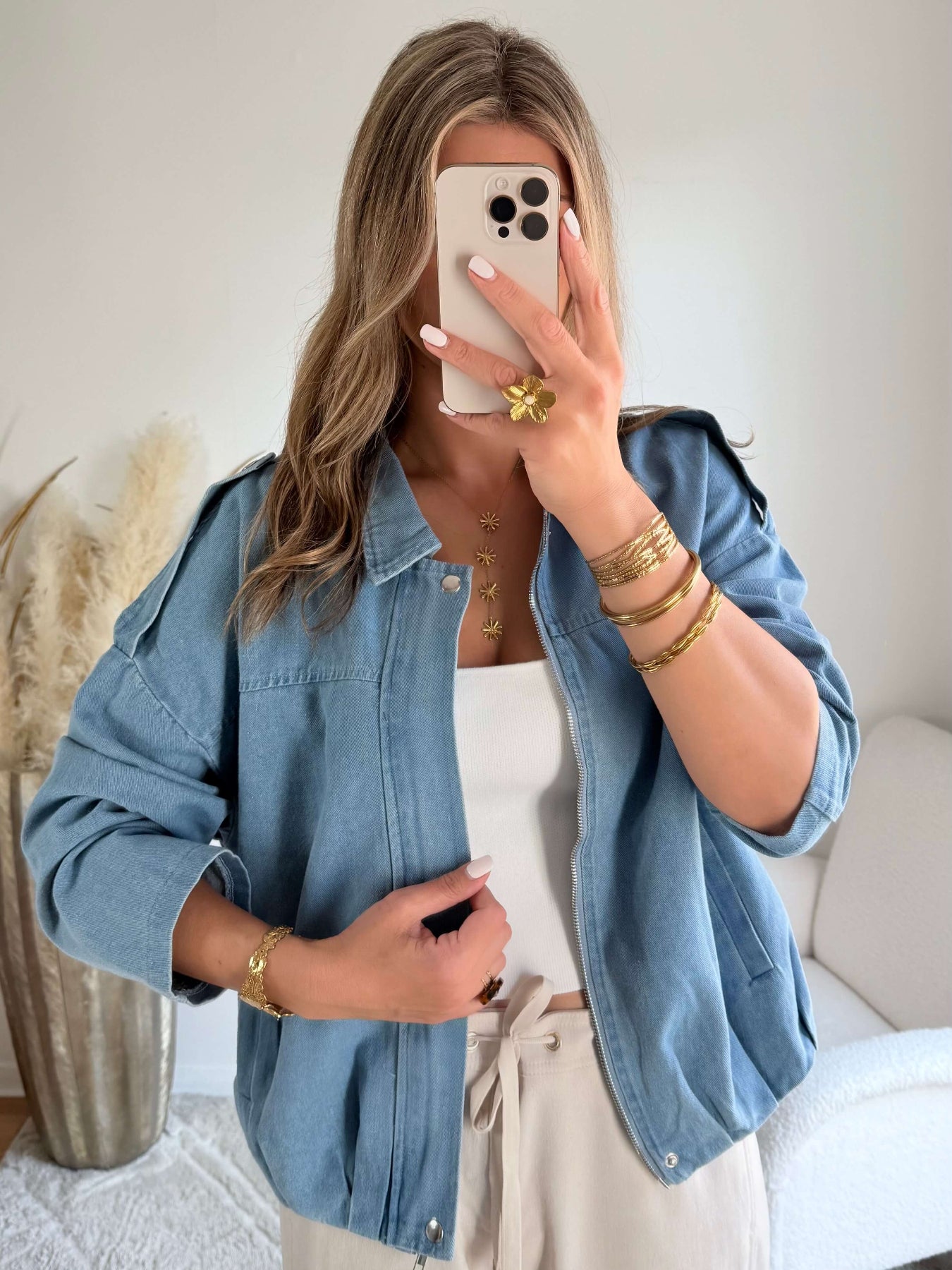 Blouson femme bleu jean léger coupe oversize avec fermeture boutons look casual chic