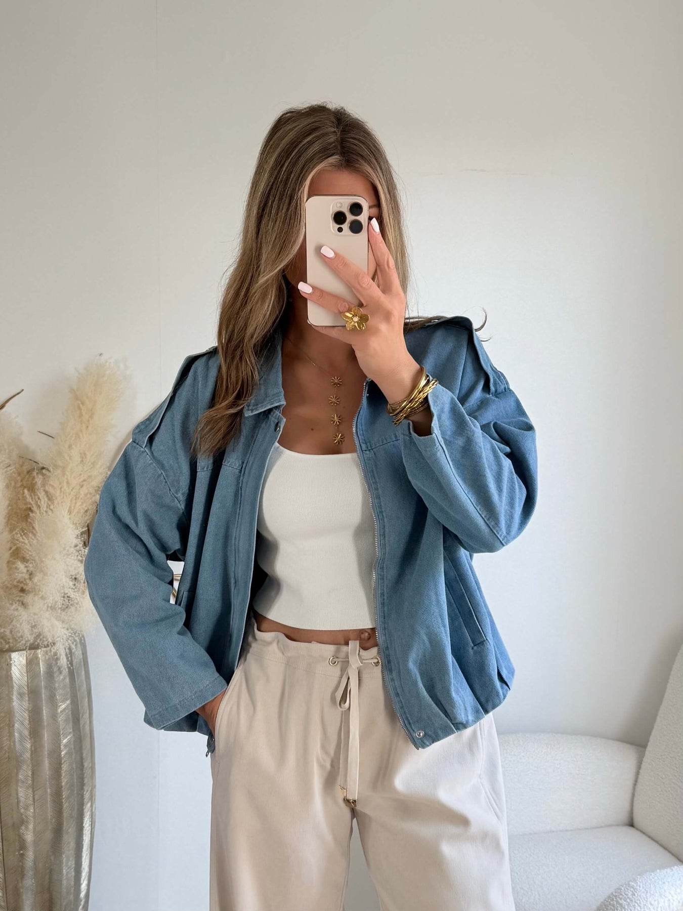 Blouson femme bleu jean léger coupe oversize avec fermeture boutons look casual chic