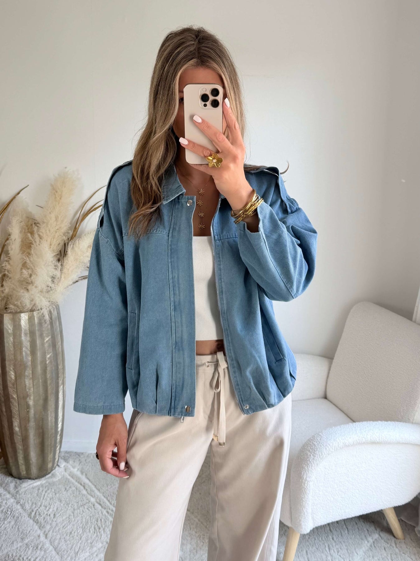 Blouson femme bleu jean léger coupe oversize avec fermeture boutons look casual chic