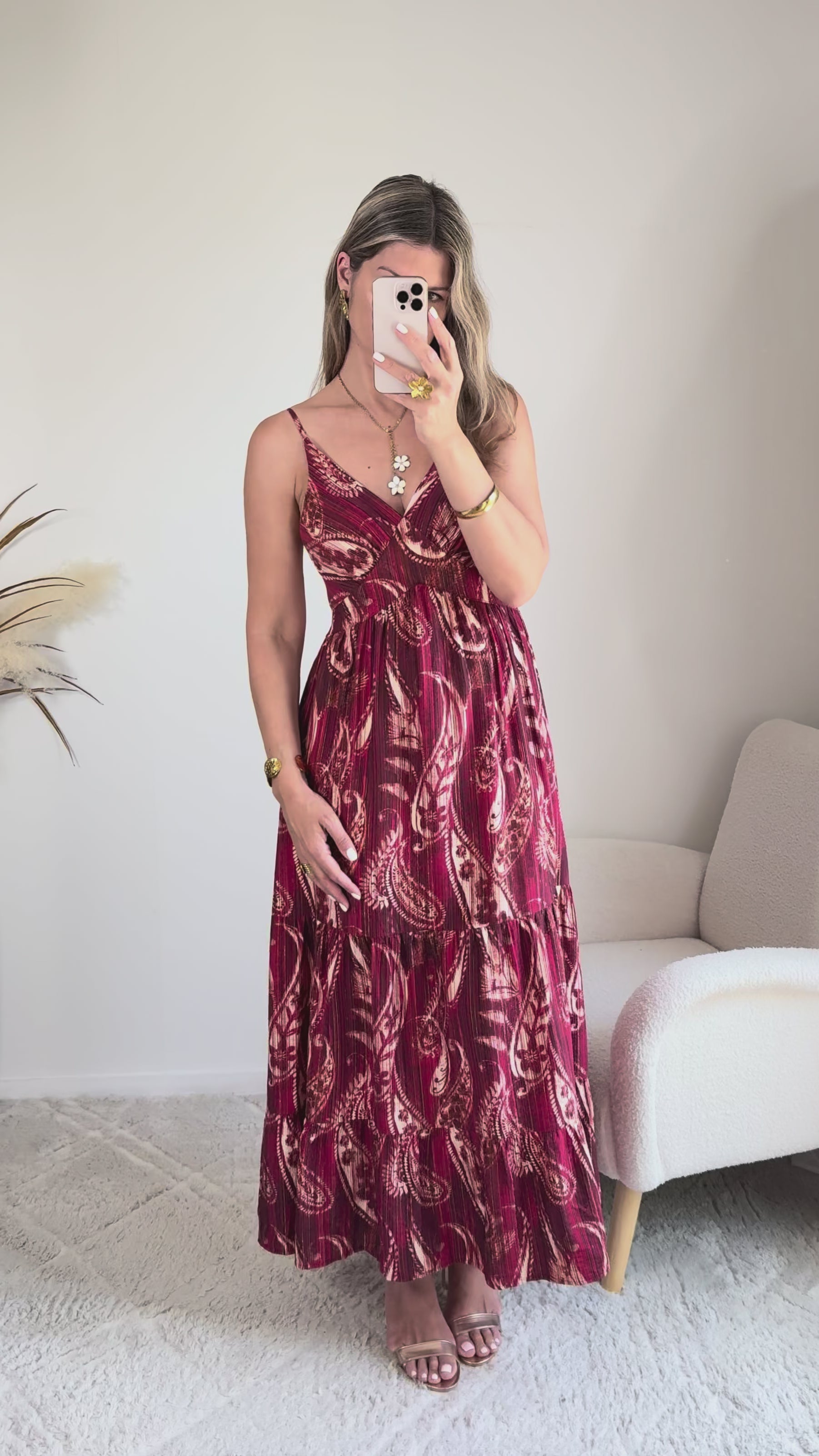 Robe Juliette bordeaux imprimé cachemire blanc, longue et fluide, avec bretelles fines et décolleté en V