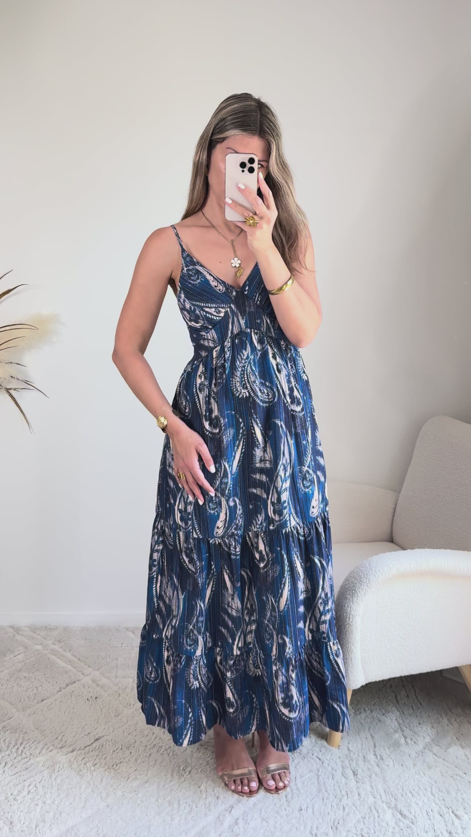 Robe Juliette bleu nuit imprimé cachemire blanc, longue et fluide, avec bretelles fines et décolleté en V