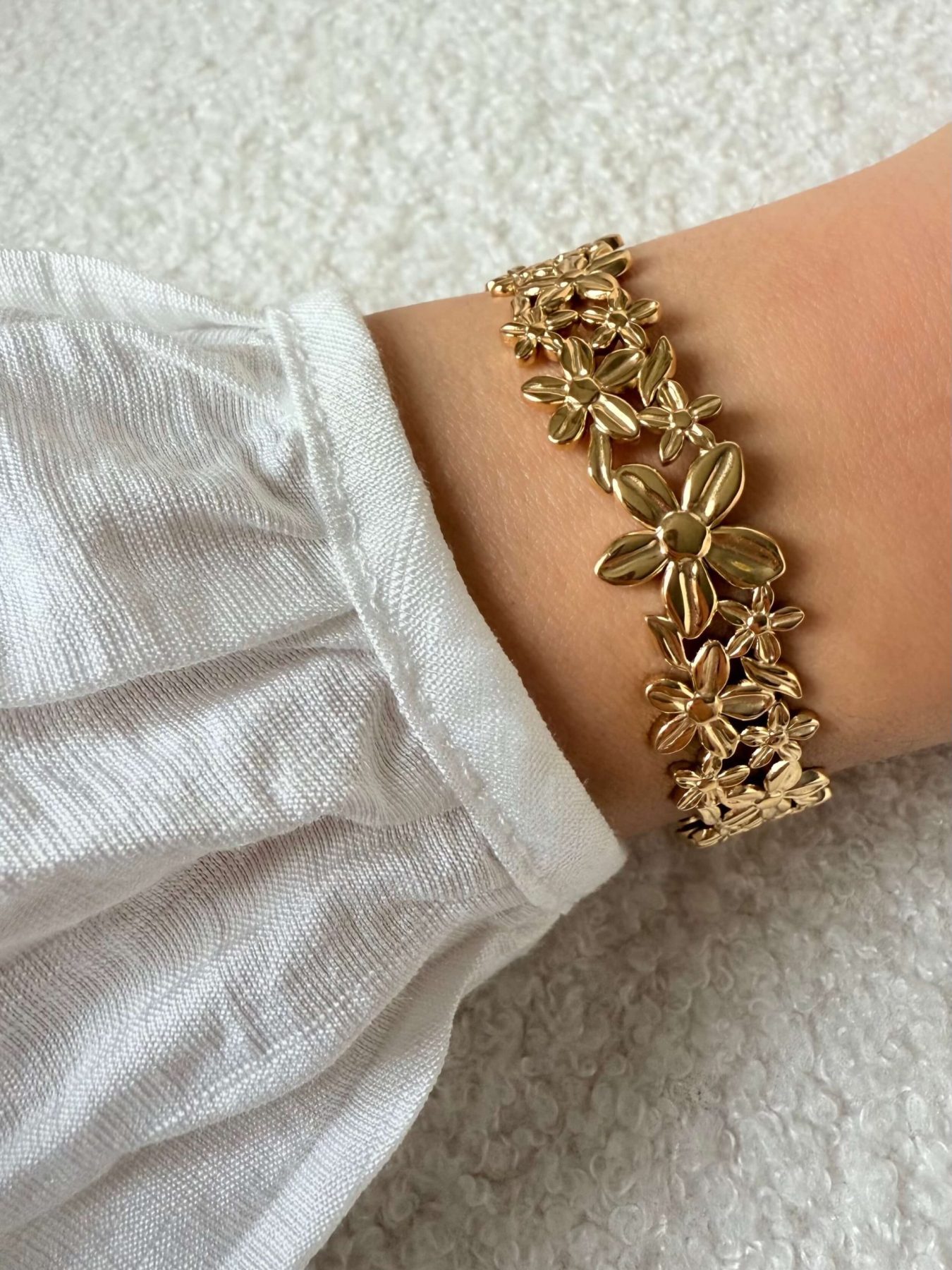 Bracelet doré à fleurs