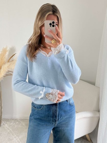 Pull bleu poudré dentelle – Elina